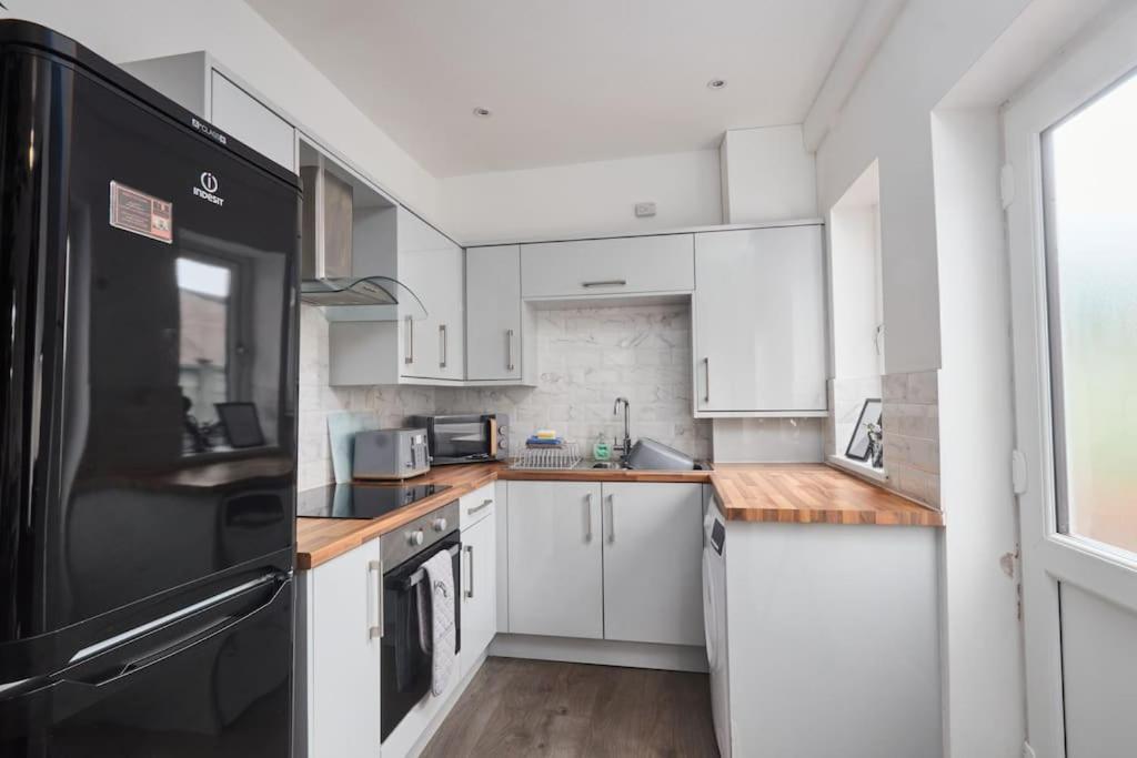 Haw Hill House - Modern 4 Bed Apartment Normanton  Exterior foto